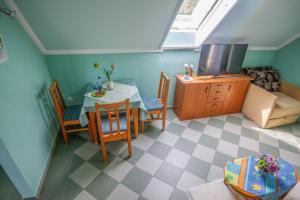 Posedenie v ubytovaní Katica Apartman