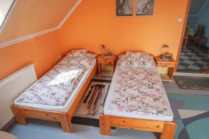 Posteľ alebo postele v izbe v ubytovaní Katica Apartman