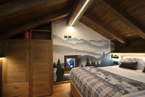 Lo Mieton - Affitti Brevi Italia في تشامبولوك: غرفة نوم مع جدار جبلي