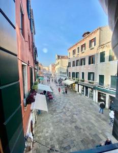 Vistas a una calle de la ciudad con gente caminando en Bellavista, en Venecia