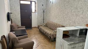 ein Wohnzimmer mit einem Sofa, einem Tisch und Stühlen in der Unterkunft DS Appartment in Yerevan in Yerevan