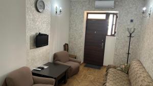 ein Wohnzimmer mit einem Sofa, Stühlen und einem Tisch in der Unterkunft DS Appartment in Yerevan in Yerevan