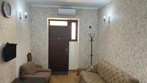 ein Wohnzimmer mit Sofa und Tür in der Unterkunft DS Appartment in Yerevan in Yerevan