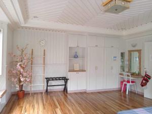 Habitación con paredes blancas y techo con estantería. en Maharlika's Peak a Dog-Friendly Tagaytay House, en Tagaytay