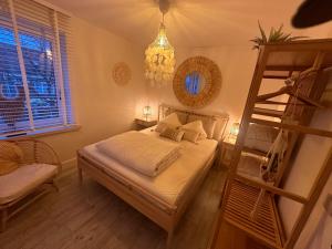 - une chambre avec des lits superposés et une échelle dans l'établissement TOP appartement met garage "Au Franelle", à Ostende