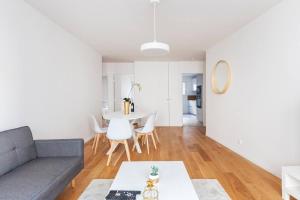 een woonkamer met een bank en een tafel bij 3 bedroom flat close Montmartre in Parijs