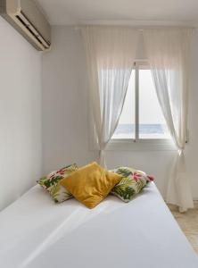 Postelja oz. postelje v sobi nastanitve Luminoso apartamento frente al mar