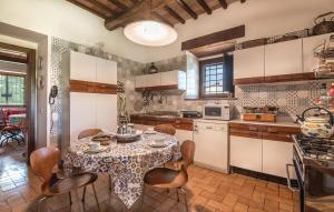 a kitchen with a table and chairs in a kitchen at Villa Millefiori in Spoleto