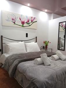 1 dormitorio con 1 cama con 2 toallas en VASO'S APPARTMENTS A, en Mesolongi