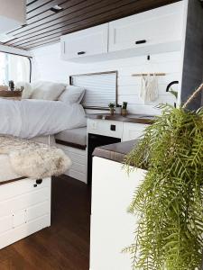 um quarto de um rv com uma cama e um lavatório em The Feather Van em Puerto del Rosario