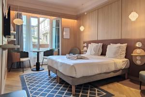 um quarto com uma cama e uma mesa num quarto em Aparthotel AMMI Nice Lafayette em Nice