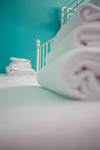 uma pilha de toalhas brancas sentadas ao lado de uma cama em Vatican Apartments 1-2 em Roma