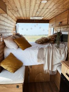 um quarto com 2 camas num trailer em The Feather Van em Puerto del Rosario