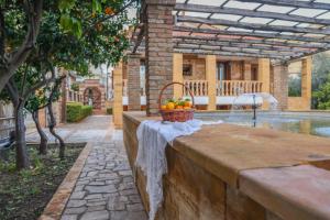 un cesto di frutta su un tavolo accanto a una piscina di Archontiko Frideriki Luxury Apartments a Chio (Chios)