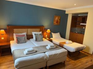 Dos camas en una habitación con paredes azules. en 121 Paris Hotel, en París 52 fotos más