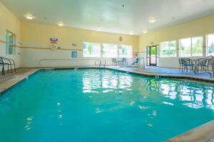 The swimming pool at or close to Comfort Suites Springfield RiverBend Medical