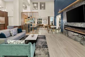 TV a/nebo společenská místnost v ubytování Comfort Suites Fort Worth North Fossil Creek