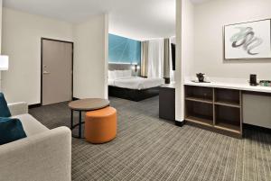 Postel nebo postele na pokoji v ubytování Comfort Suites Fort Worth North Fossil Creek