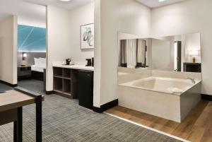 Postel nebo postele na pokoji v ubytování Comfort Suites Fort Worth North Fossil Creek