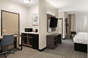 TV a/nebo společenská místnost v ubytování Comfort Suites Fort Worth North Fossil Creek