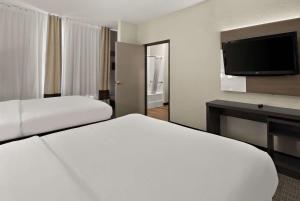 Postel nebo postele na pokoji v ubytování Comfort Suites Fort Worth North Fossil Creek