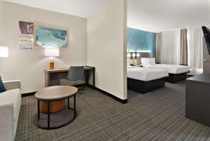 ein Hotelzimmer mit 2 Betten und einem Tisch in der Unterkunft Comfort Suites North Fossil Creek in Fort Worth