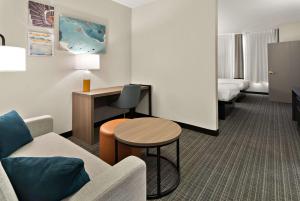 Postel nebo postele na pokoji v ubytování Comfort Suites Fort Worth North Fossil Creek