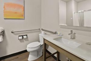 Koupelna v ubytování Comfort Suites Fort Worth North Fossil Creek