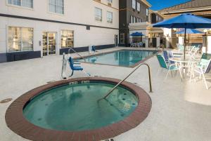 Bazén v ubytování Comfort Suites Fort Worth North Fossil Creek nebo v jeho okolí