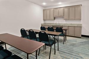Kuchyň nebo kuchyňský kout v ubytování Comfort Suites Fort Worth North Fossil Creek