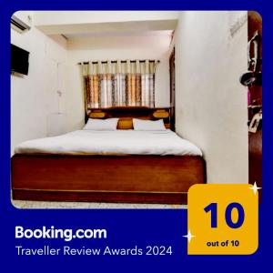 um quarto de hotel com uma cama com avertisement para em OYO Krishna Athithi Bhawan em Moradabad