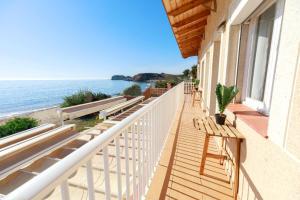 uma varanda de uma casa com vista para o oceano em Maxcaly Playa em Águilas