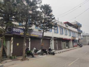 uma fila de motocicletas estacionadas em frente a um hotel em OYO Hotel Chandrabhaga em Rishikesh