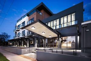 a large black building with a lot of windows at Quality Hotel Lakeside in Bendigo
