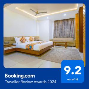 una camera d'albergo con letto e finestra di FabHotel Jewel Palace a Bhopal