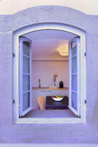 una ventana abierta de una cocina con un bol de fruta en Eugaria Country House by Lost Lisbon, en Sintra