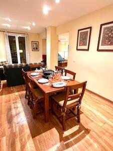 a wooden table with chairs and a dining room at Acogedor alojamiento en Martinet, Cerdanya. in Martinet