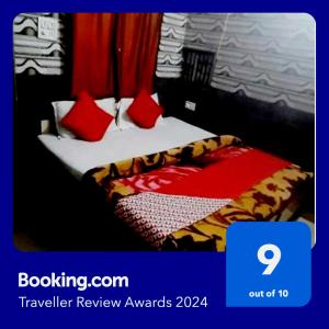 een hotelkamer met een bed met rode kussens bij OYO Hotel Rajdeep in Agra