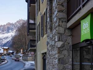 uma placa na lateral de um edifício ao lado de uma rua em ibis Styles Les Houches Chamonix em Les Houches