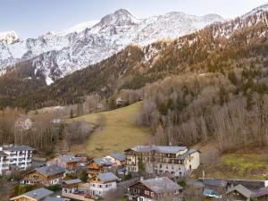 レ・ズッシュにあるibis Styles Les Houches Chamonixの山前家屋群