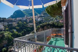 balcone con vista sulla città di M'incanto a Positano