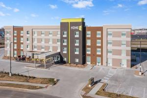 锡达拉皮兹Home2 Suites By Hilton Cedar Rapids Westdale的酒店前面的空停车场
