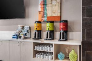 Home2 Suites By Hilton Cedar Rapids Westdale的咖啡和沏茶工具