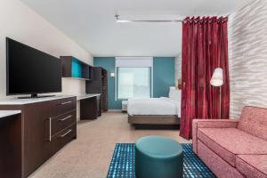 Home2 Suites By Hilton Cedar Rapids Westdale客房内的一张或多张床位