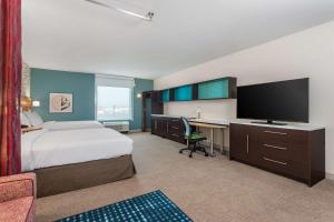 Home2 Suites By Hilton Cedar Rapids Westdale的电视和/或娱乐中心