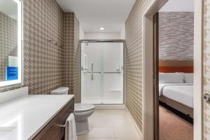 锡达拉皮兹Home2 Suites By Hilton Cedar Rapids Westdale的带淋浴和卫生间的浴室以及1张床。 更多25张照片