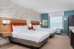 Home2 Suites By Hilton Cedar Rapids Westdale客房内的一张或多张床位