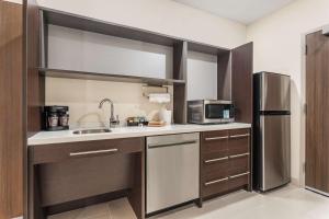 Home2 Suites By Hilton Cedar Rapids Westdale的厨房或小厨房