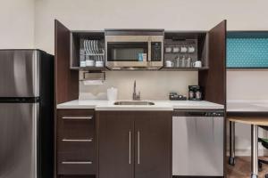 Home2 Suites By Hilton Cedar Rapids Westdale的厨房或小厨房