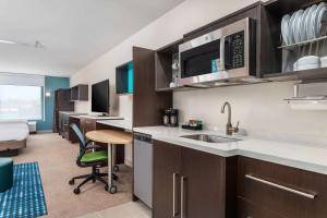 Home2 Suites By Hilton Cedar Rapids Westdale的厨房或小厨房